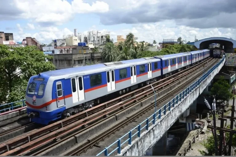 Kolkata Metro Purple Line: RVNL Floats ₹297.45 Crore Tender for Power and Third-Rail Systems 3 Kolkata Metro train travelling on an elevated viaduct, illustrative photograph